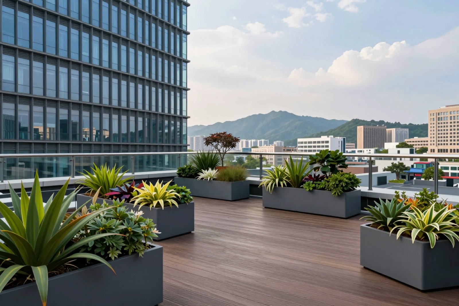 Terraza de oficinas con jardineras de especies de bajo riego y vista a los cerros de Santiago